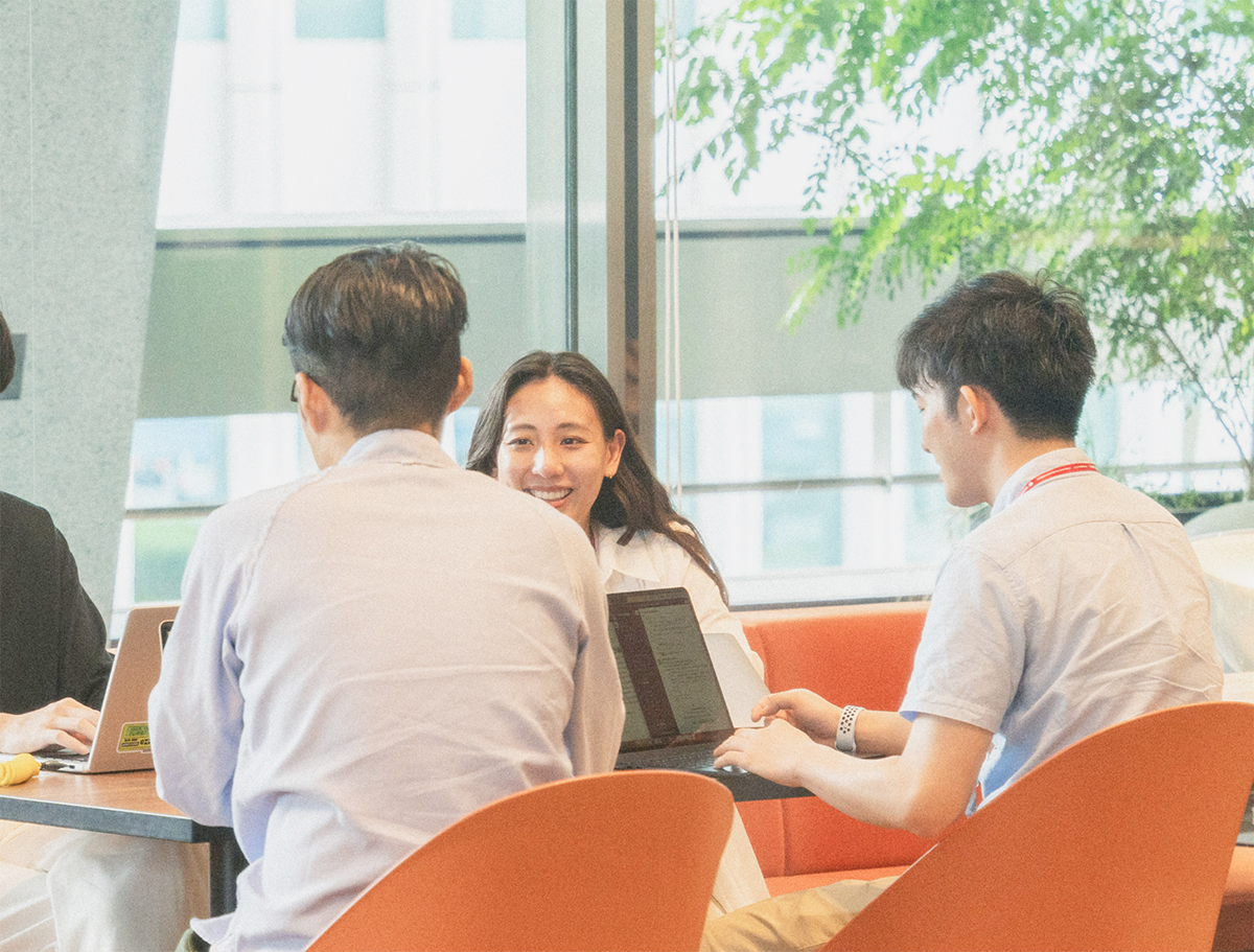 チームメンバーとMTGする林さん(写真中央)