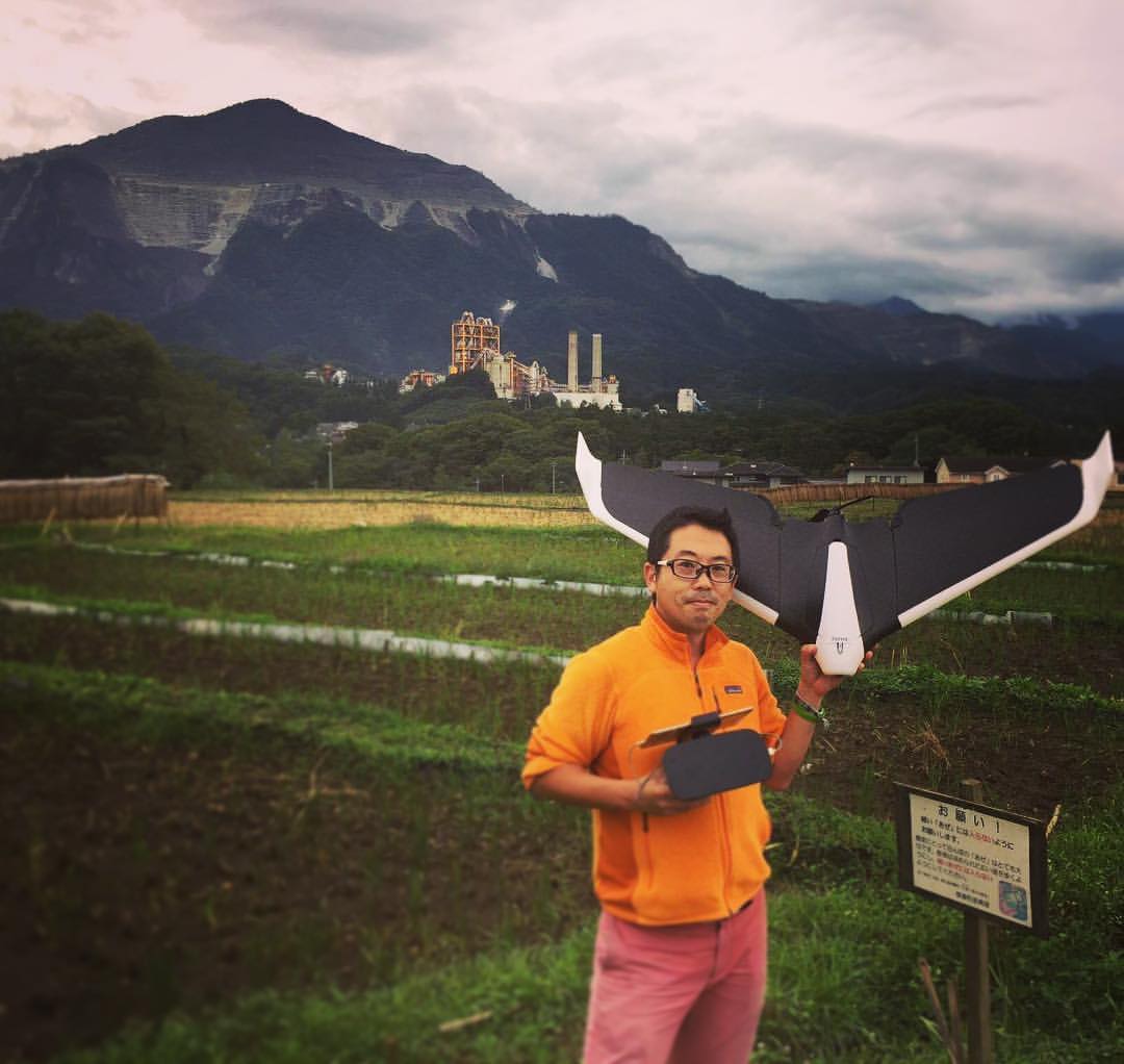 ドローンによって被災地を撮影する。 © CrisisMappersJapan/DRONEBIRD, CC BY 4.0