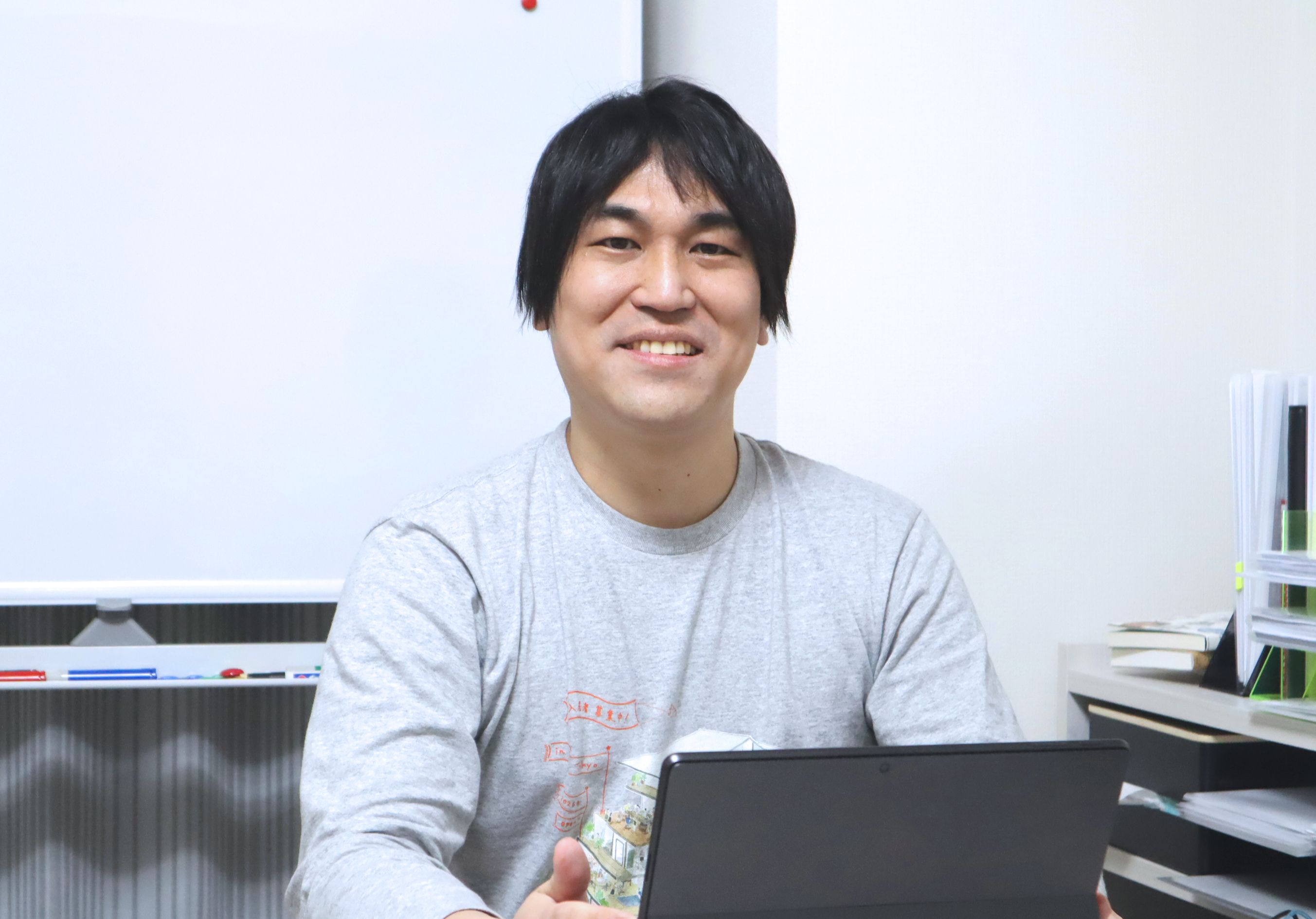 副業ブームの前から副業しまくりだったという弦本さん(撮影:古田島大介)