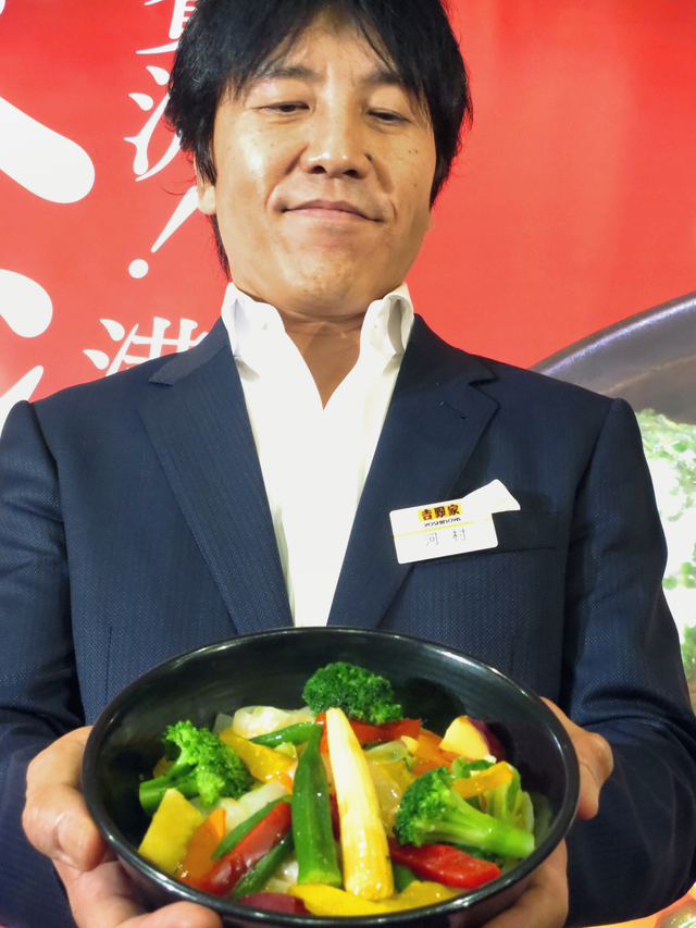 ベジ丼を紹介する吉野家の河村泰貴社長（Photo:時事通信）