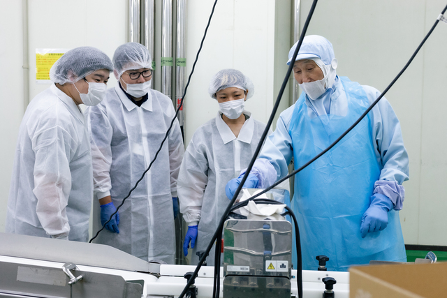 自動化が進む、水産加工会社さんの工場見学。現場を回ることを大切にしている(写真・本人提供)