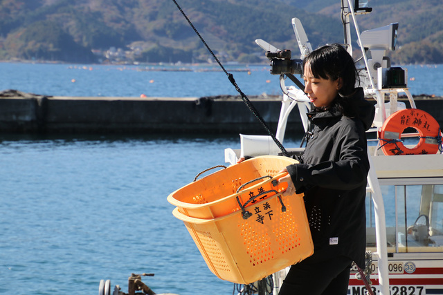 地元の人々から信頼を得るには「一緒に働く」のが一番の近道だ(写真・本人提供)